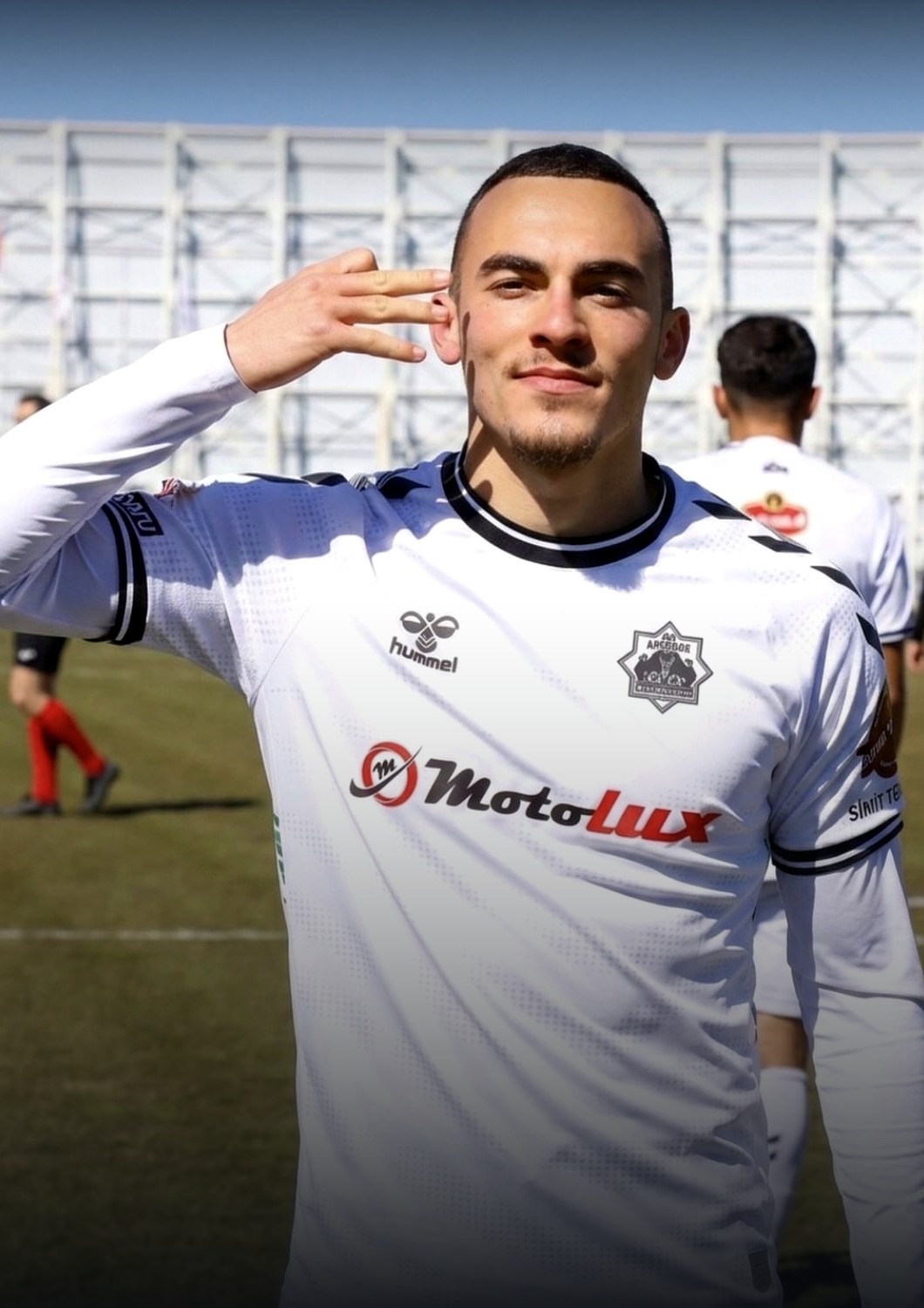 Bahattin Karahan celebrating a goal in the white and black shirt of 68 Aksarayspor